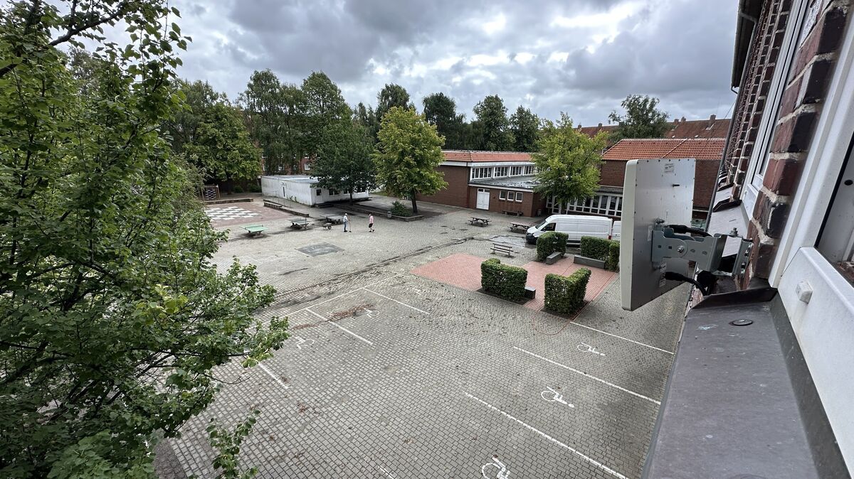 Schulhof der Oberschule Cuxhaven-Mitte und der Gorch-Fock-Schule mit dem Modulbau im Hintergrund. Die Weitwinkel-Perspektive gaukelt mehr Platz vor, als da ist. Und womöglich wird es bald noch enger.
