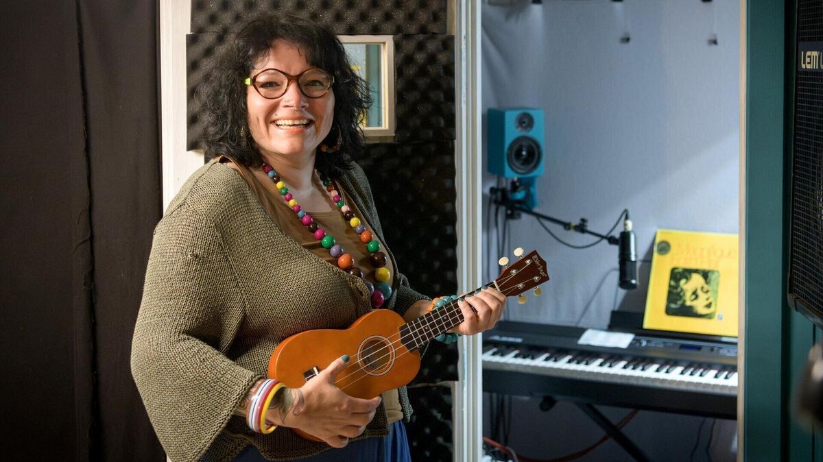 Musik ist ihre Leidenschaft: Seit es die Luxemburgerin Angele Deltgen 2019 in den Norden Deutschlands gezogen hat, ist die Mutter zweier Jungs dabei, sich als Musikerin in der Region zu etablieren. Foto: Ralf Masorat