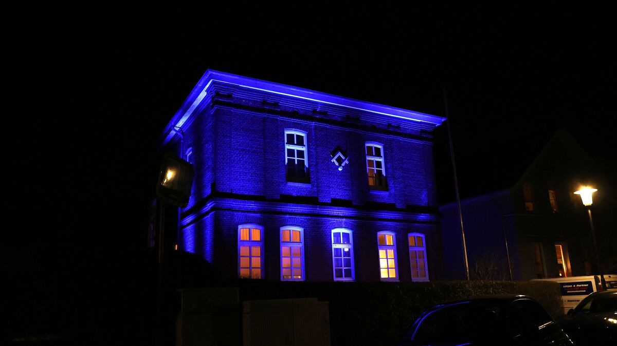 Das Logenhaus der Freimaurer in Cuxhaven erstrahlt in blauem Licht während der „Blue Night“. Blau steht für Weisheit, Wahrheit und Beständigkeit. Foto: Larschow