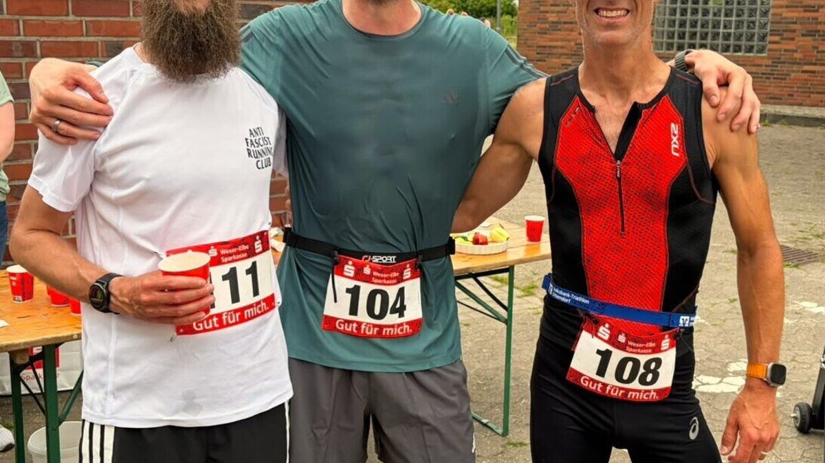 Der Sieger über die 15,9 Kilometer Stephan Lehmann (Geestland, Mitte), mit dem Zweitplatzierten Ralf Peschutter (TSV Otterndorf, rechts) und dem Dritten Sven Pahnke (Geestland). Foto: Jagielki