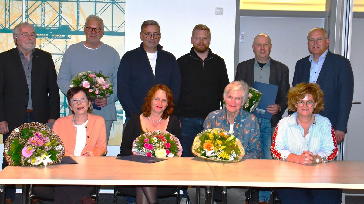 Als Geschäftsführer des niedersächsischen Städte- und Gemeindebundes im Cuxland zeichnete Jan Tiedemann (hintere Reihe, rechts) Jürgen Hinck, Axel Degwitz, Hendrik Golkowski, Jan Lafrenz, Dirk Karsten (hintere Reihe, v.l.) sowie (vordere Reihe, v.l.) Birgit Meyn-Horeis, Sabine Wist und Jutta Popp aus. Auch die stellvertretende Hemmoorer Verwaltungschefin Karina Kramer (r.) nahm an dem Ehrungsmarathon auf der Stadtratssitzung teil. Foto: Schröder