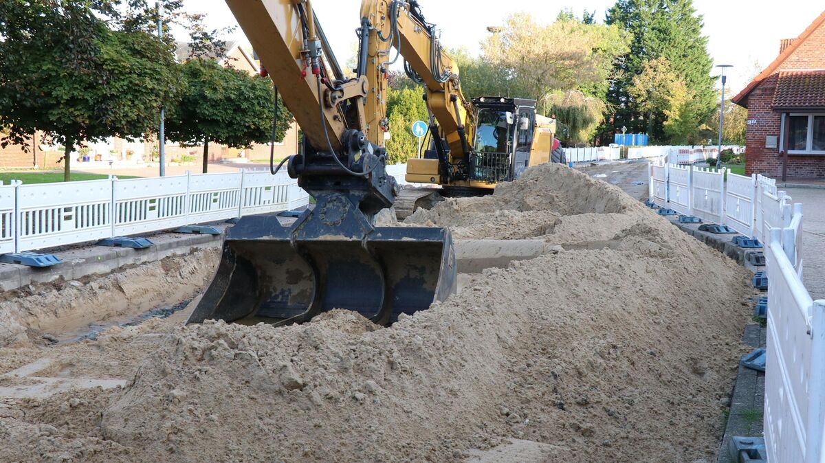 Bagger und Baugruben auf der K16 in Osterbruch: Die Straßensanierung, die bis 2027 andauern wird, stellt Anwohner und Geschäftsleute weiterhin vor Herausforderungen. Foto: Mangels