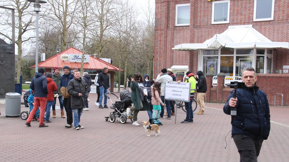 Laut Polizei war dies keine Demo, sondern eine "spontane Zusammenkunft". Auf jeden Fall machten sich eine kleine Gruppe Maskenverweigerer am späten Sonntagnachmittag laut Luft gegen die Maskenpflicht. Foto: Kramp