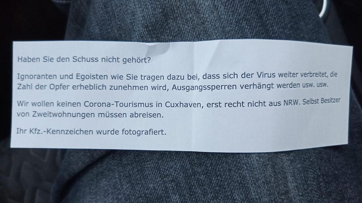 Thomas Bornschein und andere Autofahrer mit auswärtigem Kfz-Kennzeichen wurden in Cuxhaven per Zettelbotschaft angepöbelt, sie sollen sofort die Stadt verlassen. Bornschein schüttelt traurig mit dem Kopf: "Ich lebe seit zwei Jahren in Cuxhaven und bin hier auch gemeldet." Foto: Bornschein