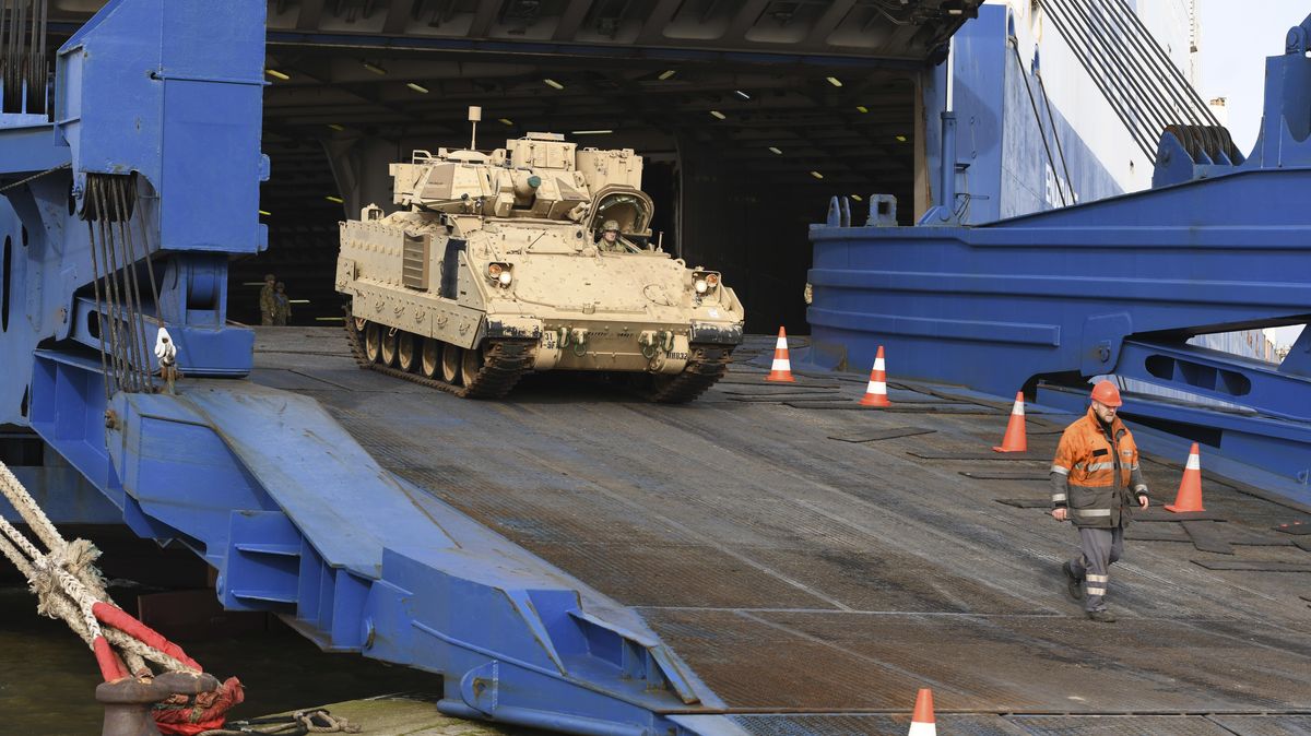 Ein US-Panzer wird am Kaiserhafen in Bremerhaven ausgeschifft. Foto: Karsten Klama/dpa