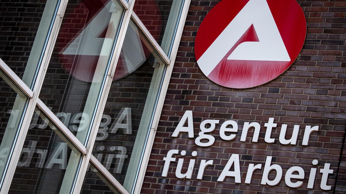 Auch der Arbeitsmarkt im Landkreis Cuxhaven spürt den Frühling. Foto: Sina Schuldt/dpa