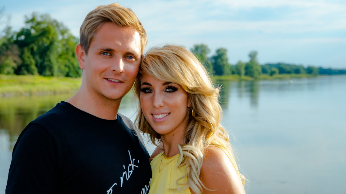 Tim Sandt (l.) und Annemarie Eilfeld haben sich in diesem Sommer nicht nur verlobt. Sie sind Ende August auch Eltern geworden. Archivfoto: Nico Schimmelpfennig
