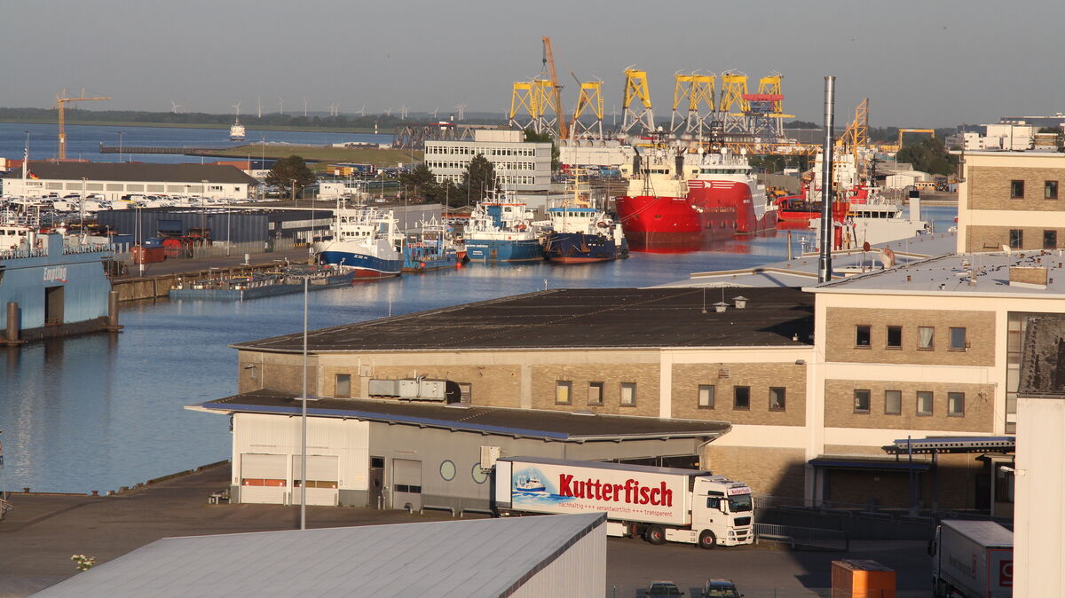 Blick über den Neuen Fischereihafen mit dem Gebäude der Kutterfischzentrale. Eigene Schiffe machen nicht mehr sehr oft zum Löschen hier fest, vielmehr kommt die Ware fast ausschließlich aus Dänemark und Norwegen per Lkw hierher. Für den April kann Kai-Arne Schmidt allerdings das Anlaufen der "Janne Kristin" ankündigen. Archivfoto: Reese-Winne