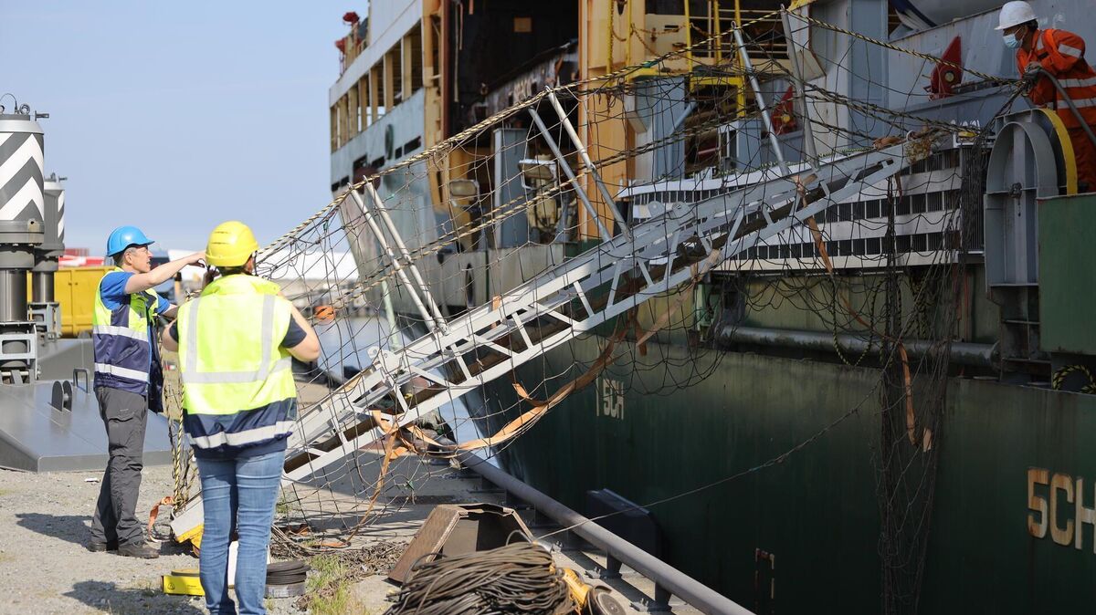 Seemannsdiakon Martin Struwe (blauer Helm), hier bei einem früheren Einsatz, betreut zurzeit als psychosoziale Fachkraft die Seeleute der „Polesie“. Der Frachter war am Dienstagfrüh mit einem anderen Schiff kollidiert, das sank. Fünf Menschen starben. Foto: Tim Fischer