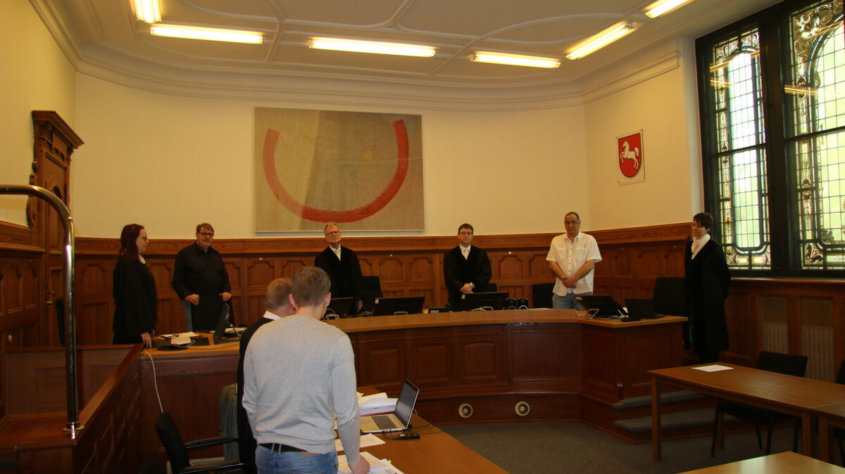 Kurz vor Verhandlungsbeginn der 2. Großen Strafkammer unter Vorsitz von Richter Berend Appelkamp beim Landgericht in Stade dreht der 28-jährige Angeklagte der Kamera den Rücken zu. Er möchte zumindest presseöffentlich unerkannt bleiben. Foto: Potschka