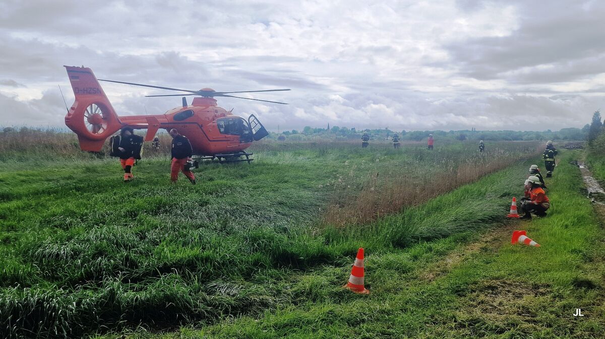 Zur Landung des Hubschraubers richtete die Feuerwehr einen Landeplatz auf einer Wiese ein. Nun gibt es ein trauriges Update. Foto: Lange