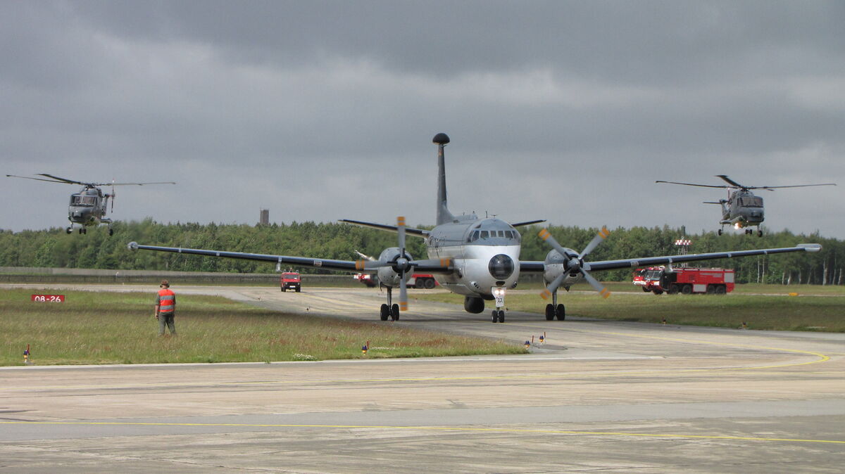 Emotionale Momente beim Airday 2010: Flankiert von zwei Sea-Lynx-Bordhubschraubern kam die Breguet Atlantic nach ihrer letzten Landung zum Stehen. Foto: Reese-Winne