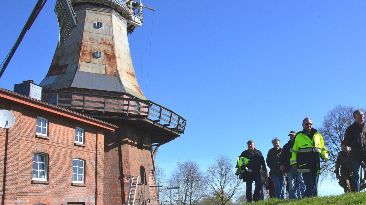 Wer auf dem Ostedeich an der Mühle vorbeikommt, wird die Schäden am Mauerwerk nicht übersehen. Archivfoto: Schröder