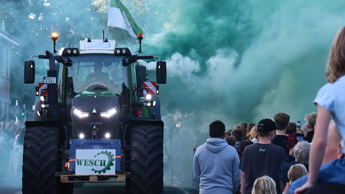 Da kann man schon einmal den Durchblick verlieren: Nebelschwaden sind ein ständiger Begleiter beim Umzug in Lamstedt. Foto: Schröder