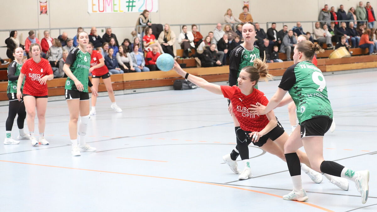 Laura Kühne hat sich in dieser Szene gegen die Neerstedter Abwehr durchgesetzt und markiert einen ihrer zwei Treffer. Foto: Witthohn