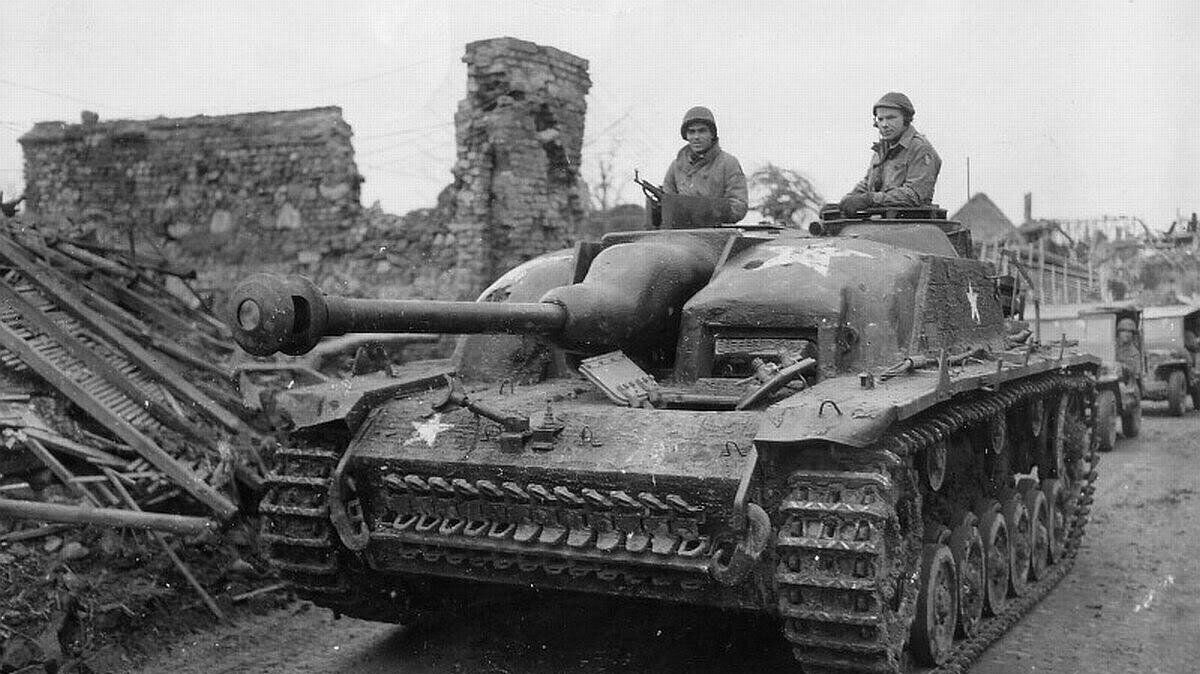 Um ein solches oder ähnliches Fahrzeug handelt es sich (das Stug III wurde in mehreren Varianten erbaut): Ein von der US-Army erbeuteter deutscher Stug III-Panzer mit amerikanischen Hoheitszeichen. Foto: gemeinfrei