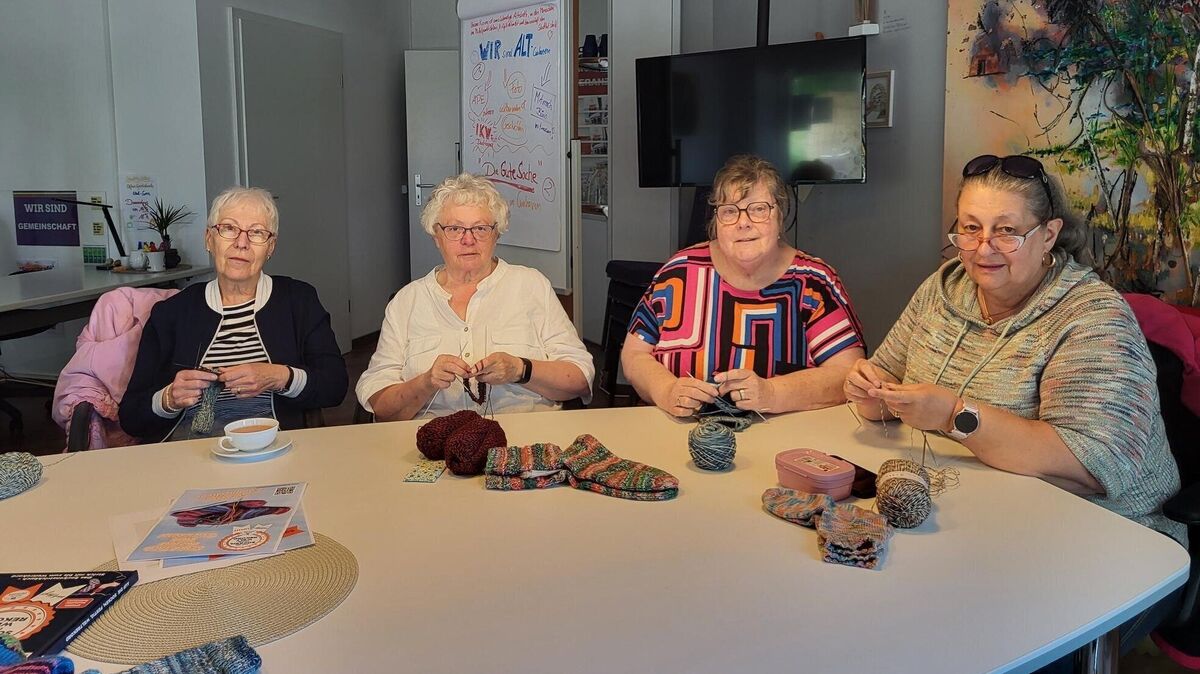 Hannelore Weirich, Ingrid Trzewik, Cornelia Andres und Angela Winkels (v.l.) treffen sich wöchentlich beim Stricktreff. Foto: Werder