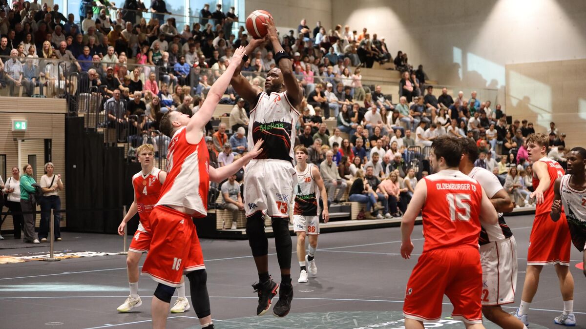 Die ersten beiden Heimspiele haben die BasCats gewonnen. Gelingt den Cuxhavenern um Publikumsliebling Eddie Seward der dritte Sieg im dritten Spiel vor heimischer Kulisse? Foto: Unruh