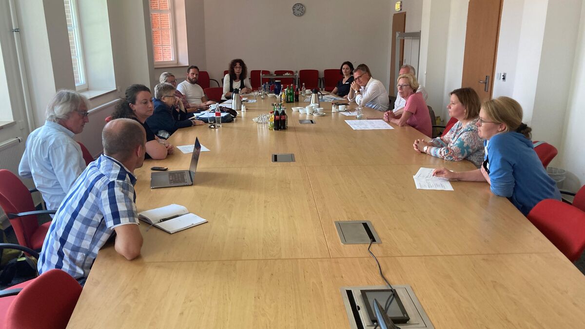 In größerer Runde wurden die Nachbarschaftstreffen in Süderwisch und Groden von Stadt und Landkreis Cuxhaven vorgestellt, ebenso erste Ergebnisse der jeweils bereits durchgeführten Umfragen. Foto: Witthohn
