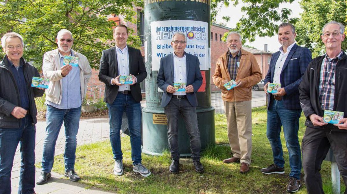 Startschuss für die Aktion Heimat shoppen 2021/2022 mit der Übergabe des Gutscheinheftes an die fünf Gewerbevereine der Region. Foto: Toepler