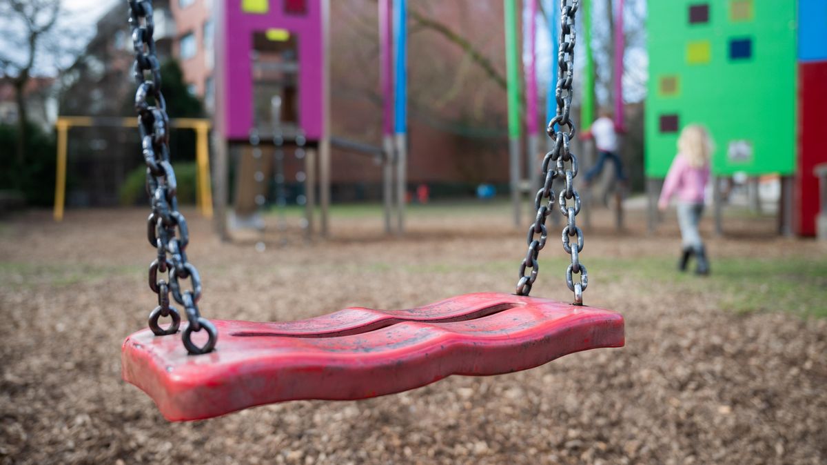 An einem Spielplatz in Cuxhaven Süderwisch sollen Kinder angesprochen worden sein. Zudem sollen Unbekannte versucht haben, sie in ein Auto zu zerren, die Polizei sucht Zeugen. Foto: Julian Stratenschulte/dpa