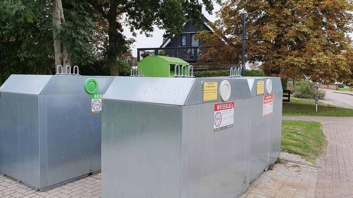 Neben dem Altglas-Containerstandort Osterbüttel (Foto) gibt es noch zwei weitere Containerstandorte in Dorum. Die Gemeinde schlägt einen vierten am Dorumer Bahnhof vor. Foto: Leuschner