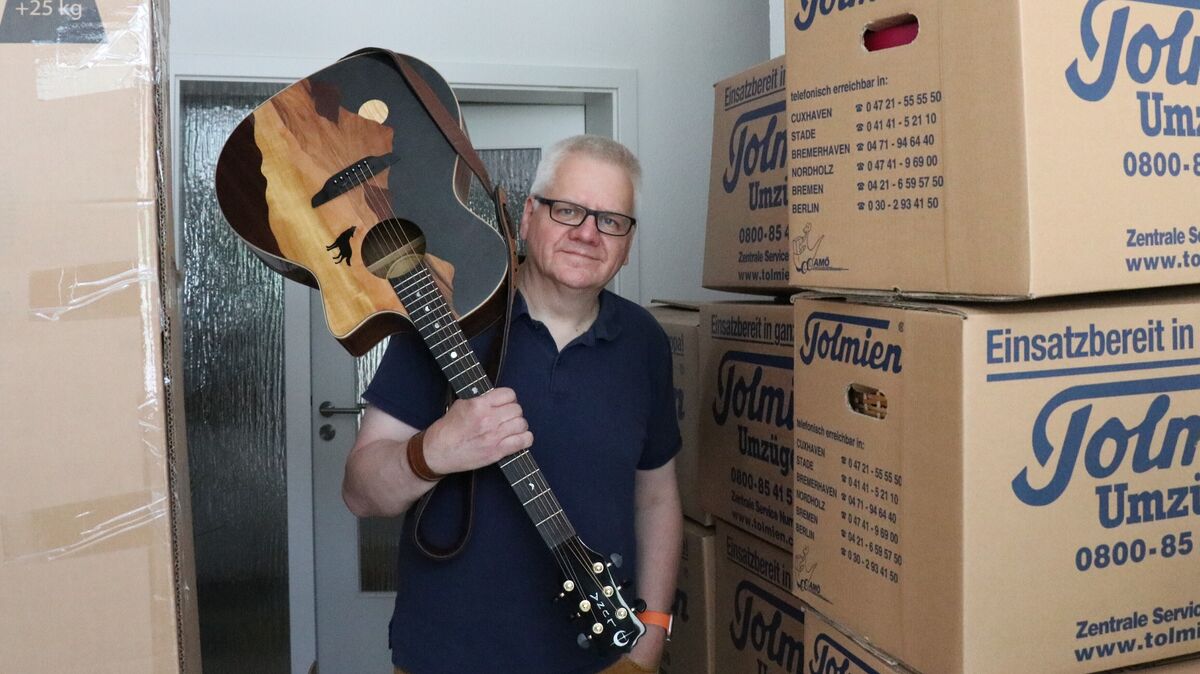 Die Umzugskartons stehen zum Abtransport bereit, die Gitarre darf nicht fehlen: Pastor Martin Lenzer verlässt die Gemeinden Wanna, Ahlenfalkenberg und Nordleda. Es zieht ihn nach Diepholz. Foto: Mangels