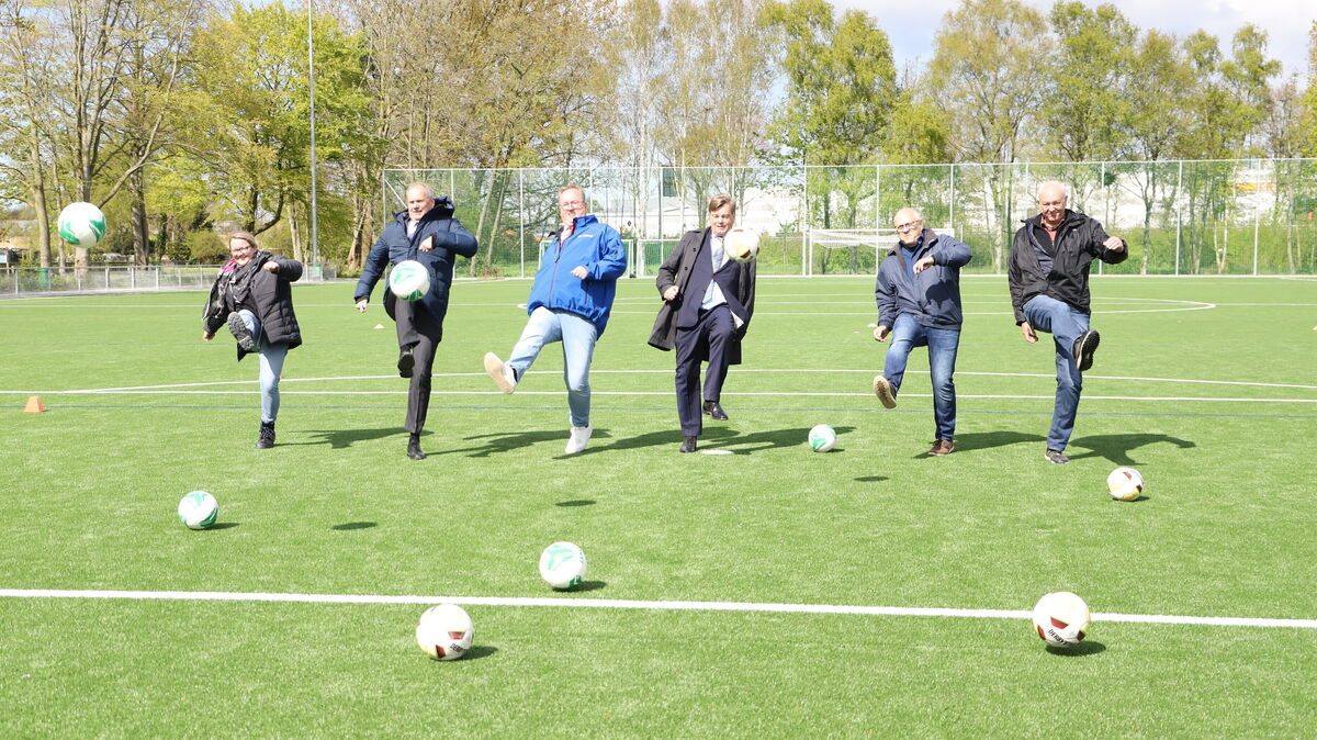 Franka Güntzler (Vorsitzende Grodener SV), Fritz Güntzler (MdB), Oberbürgermeister Uwe Santjer, Enak Ferlemann (MdB), Lutz Rothermundt (Stadt Cuxhaven) und Martin Wiebusch (Stadt Cuxhaven) ließen es sich nicht nehmen, den neuen Grodener Kunstrasenplatz sportlich einzuweihen. Und das mit Haltung, wie man sieht. Fotos: Witthohn