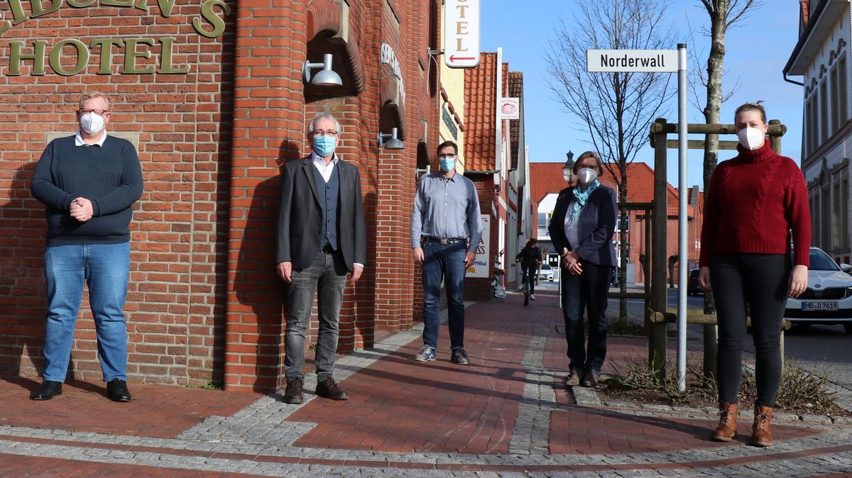 Christoph Sohnrey, Ole Fredebohm, Peter Martin Stelzenmüller, Dirk Beneke, Ute Mushardt und Sarah Rose (von links) haben sich zusammengetan, um dem Tourismus in Otterndorf neue Impulse zu verleihen. Foto: Mangels