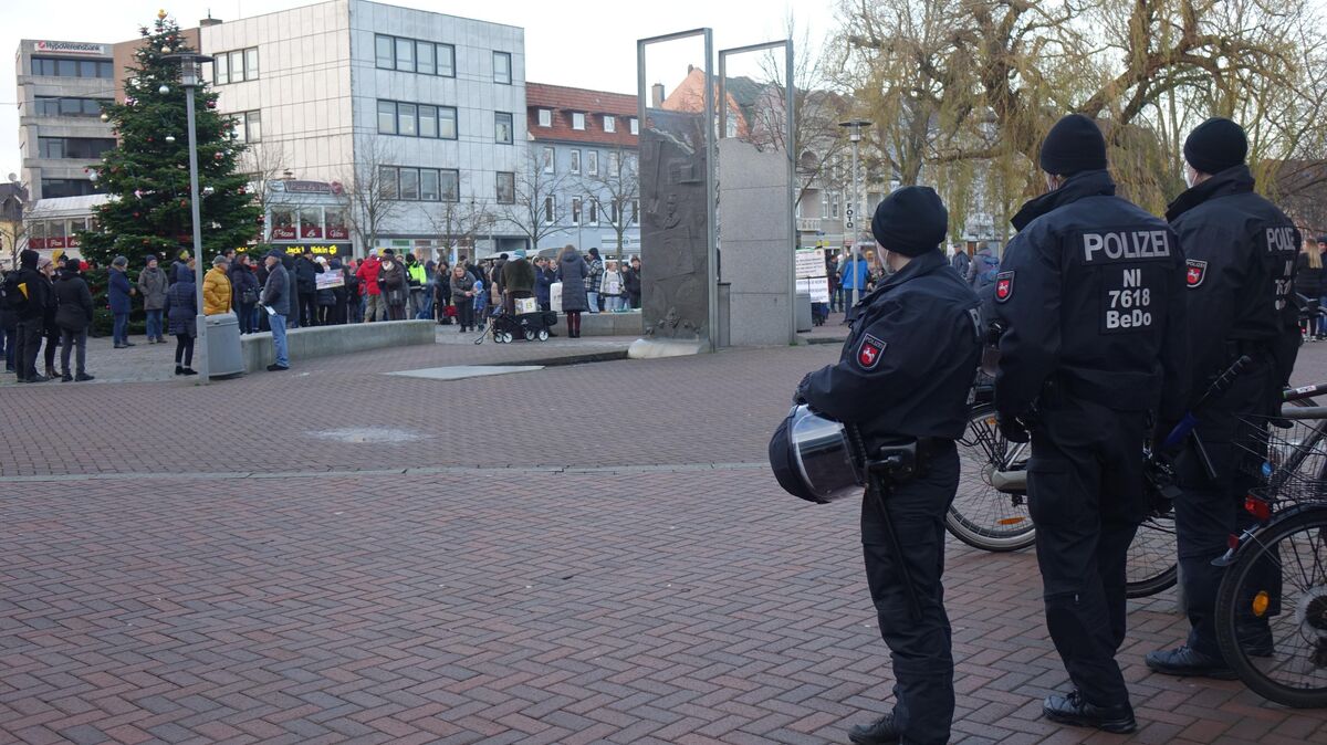 Corona-Protest in Cuxhaven am Sonntag unter Polizeibegleitung - sieben Mannschaftswagen, Bereitschaftspolizei, Sonntagsspaziergänger, Foto: Bohlmann-Drammeh