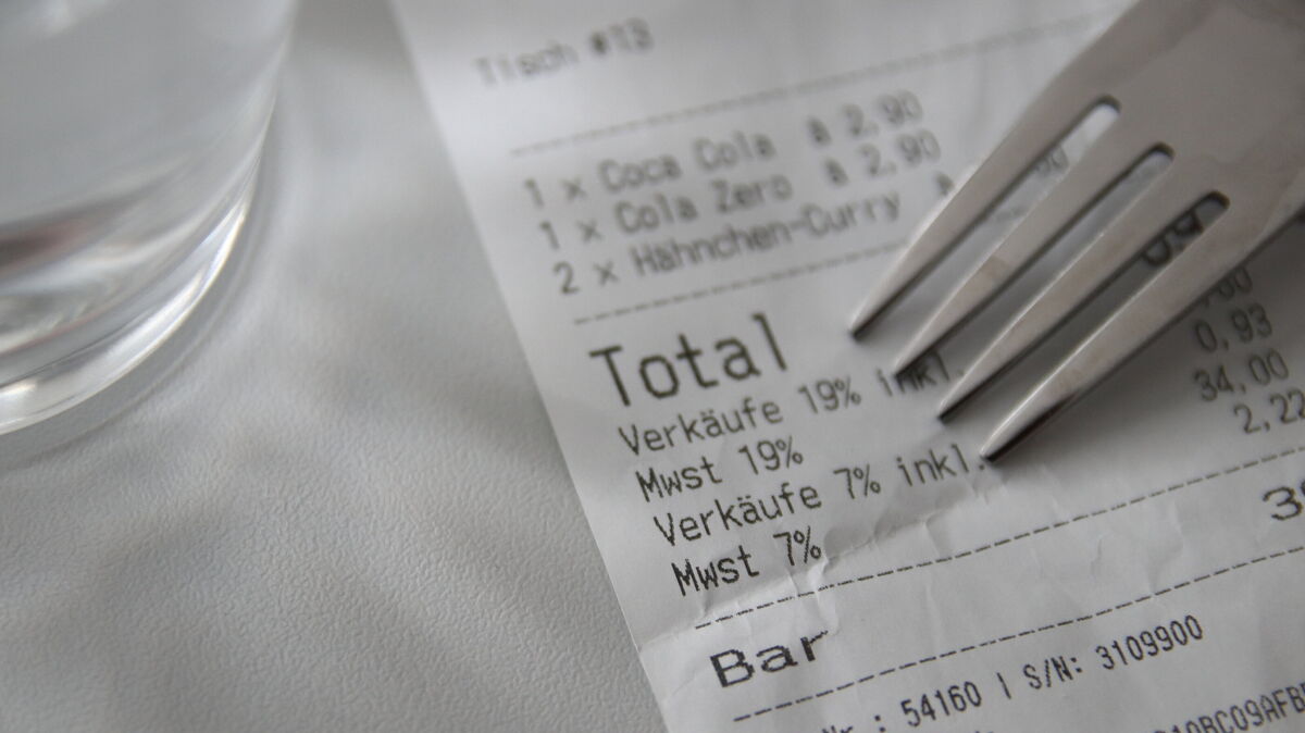 Auf Restaurant-Rechnungen sollte er (so wie hier) seit dem 1. Januar 2026 ausgewiesen sein: der reduzierte Mehrwertsteuersatz von sieben Prozent auf Speisen. Foto: Koppe