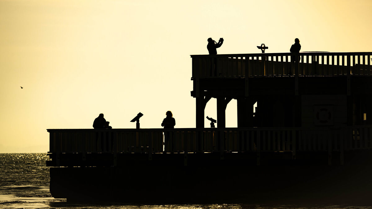 Selbst in den frühen Morgenstunden zieht die Aussichtsplattform Alte Liebe "Sehleute" an. Die Pläne von NPorts, das Oberdeck im Zuge der Sanierungsarbeiten zu entfernen, werden vielfach kritisch gesehen. Foto: dpa/Schuldt