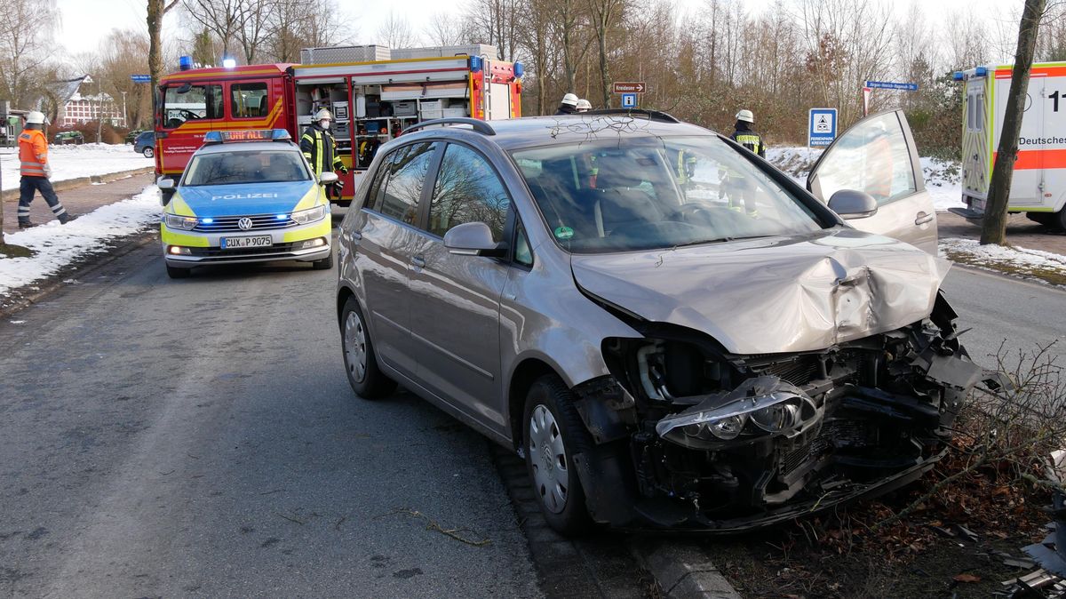 Die Front des VW Golf ist nach Unfall stark beschädigt. Foto: Lange