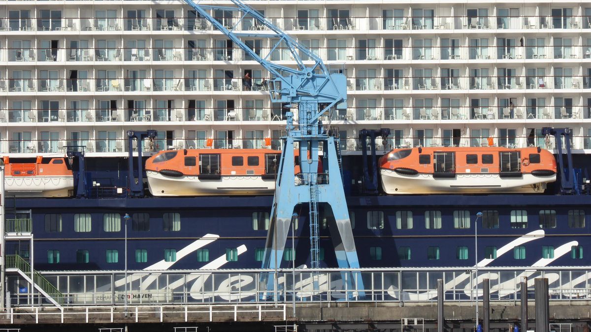 Auch sie können zum goldenen Käfig werden, die Balkonkabinen des Kreuzfahrtschiffs "Mein Schiff 3", auf dem im Moment fast 3000 Personen in Corona-Quarantäne festsitzen. Foto: Reese-Winne