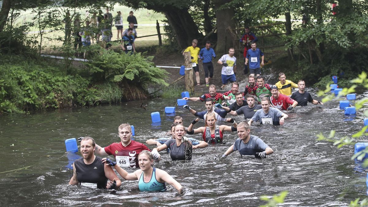 Kurz nach dem Start des Giants Runs wartet die erste große Herausforderung auf die Teilnehmer. Sie müssen einen schlammigen Wassergraben überwinden und danach mit nasser Kleidung den Rest der Strecke absolvieren. Foto: Adelmann