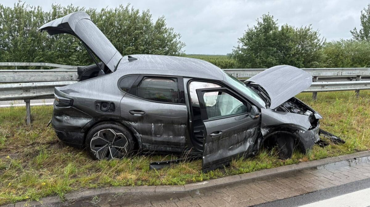 Der Ford Capri wurde bei dem Unfall auf der A26 zwischen Horneburg und Jork schwer beschädigt. Foto: Polizei Stade