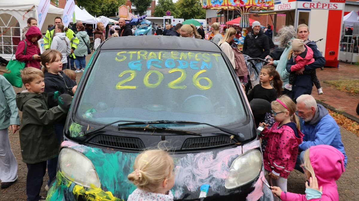 Für die Kinder wurde ein ausrangierter Smart zur großen Leinwand: Das ausrangierte Auto durfte nach Herzenslust mit Farbe bemalt werden. Foto: Mangels