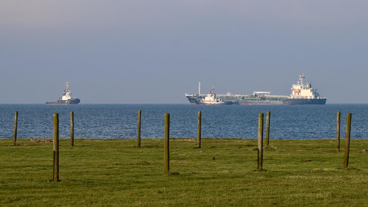 Der havarierte Tanker wird elbabwärts Richtung Cuxhaven geschleppt. Foto: Koppe