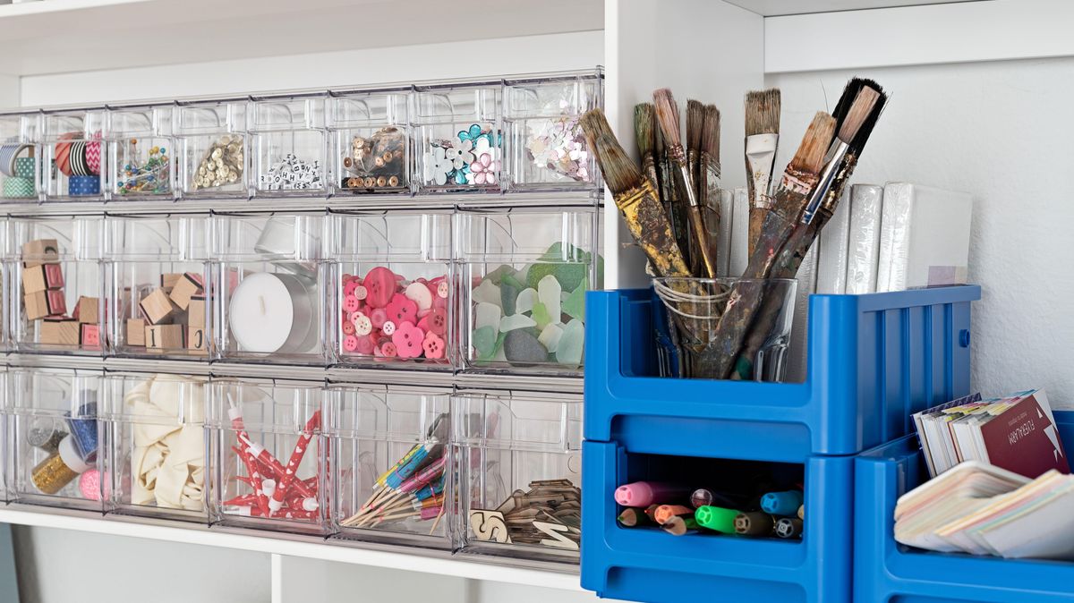 Transparenz und schickes Design für den vollen Durchblick: So geht Ordnung im Bastelraum, in Keller und Garage. Foto: djd/Auer Packaging/Niels Schubert
