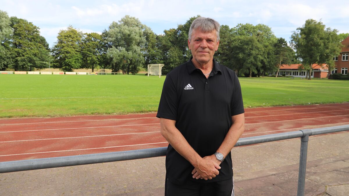 Hartmut Becker an seinem Lieblingsort in Groden, dem Grodener Sportplatz. Der heute 60-jährige galt viele Jahre lang als bester Torhüter Cuxhavens und ist Rekordtitelträger beim Masters-Cup. Foto: Witthohn