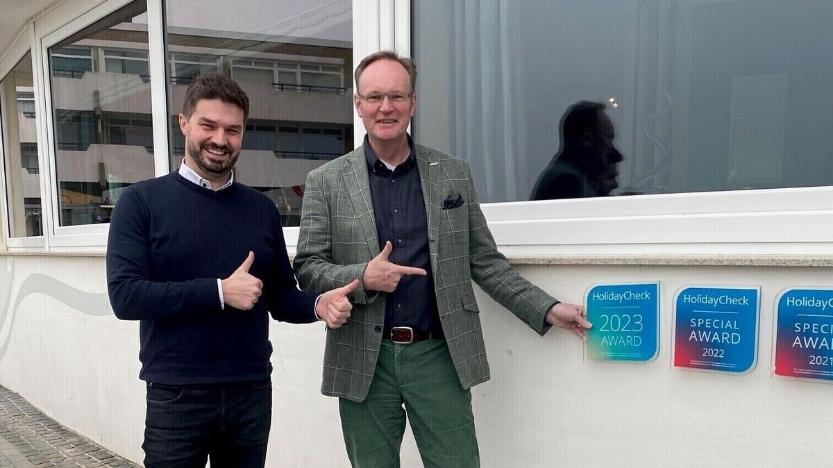 Übergabe des HolidayCheck Awards 2023 durch Dragan Zovko (HolidayCheck) an den stolzen Hoteldirektor Kristian Kamp. Foto: Kamp Hotels