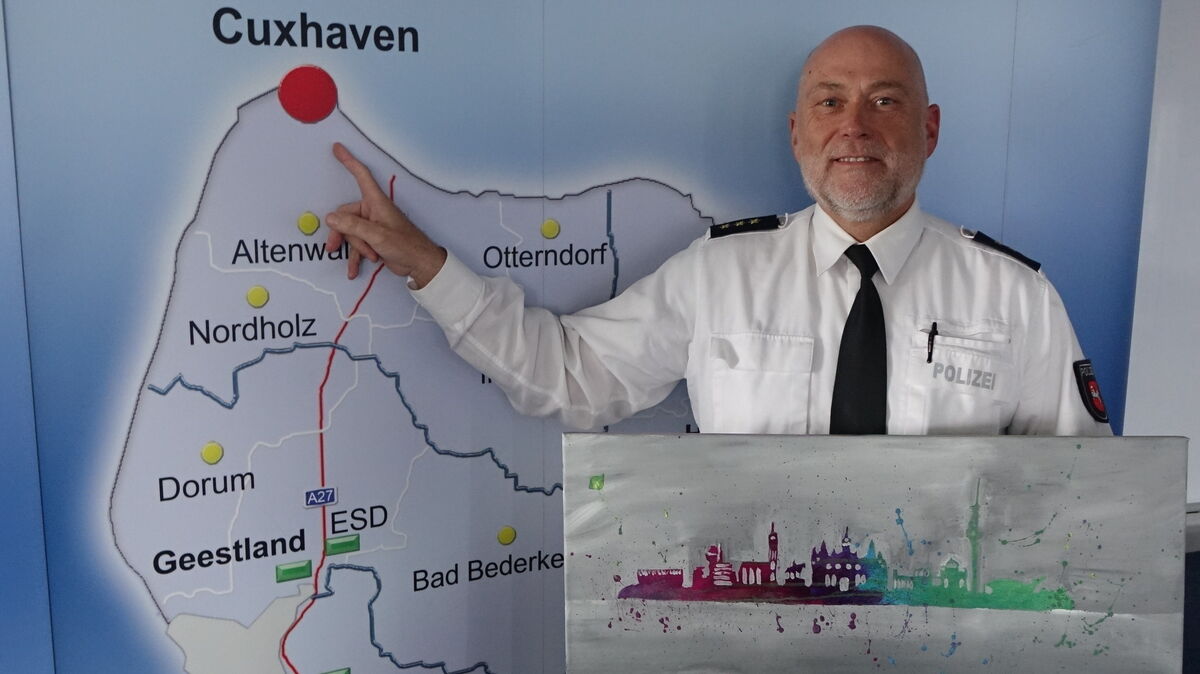 Dieses Mitbringsel aus Hannover darf im Büro in Cuxhaven nicht fehlen: Eine junge Kollegin schenkte Michael Hasselmann 2016 während einer Station in der Landeshauptstadt ein selbstgemaltes Bild als Dank für seine Mentor-Tätigkeit. Foto: Kuczorra