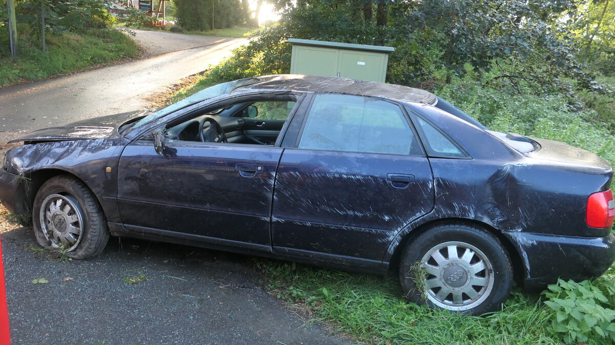 Bei der Unfallursache geht die Polizei von nicht angepasster Geschwindigkeit auf der durch Nässe glatten Fahrbahn aus. Foto: Polizei
