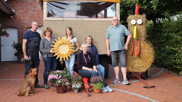 Bunte Wagen ziehen durch Wanna: Ein Dorf feiert Erntedank