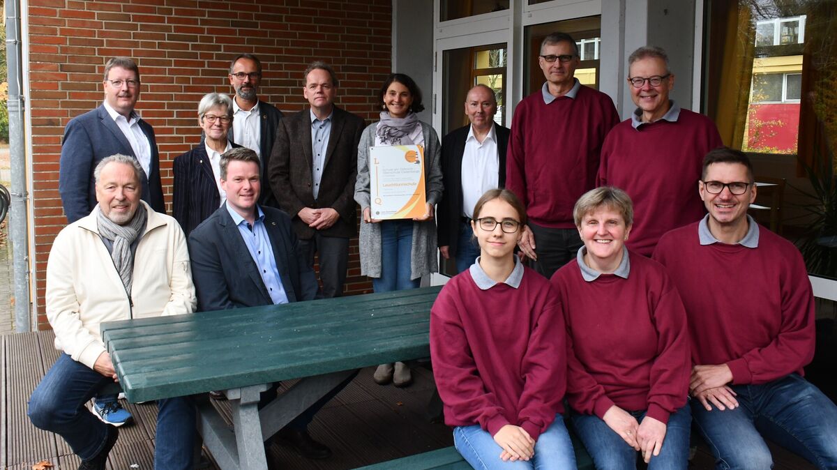 Projektkoordinatorin Marissa Burchardt hält die "Leuchtturmschule"-Urkunde fest in den Händen, die der "Schule Am Dobrock" verliehen worden ist. Unser Foto zeigt sie mit Vertretern der Schule, des Hadler Lions-Clubs, der Hechthausener Oste-Musikanten sowie der "Musikschule an der Oste", die beim Schulorchester-Projekt als Partner gewonnen werden konnten. Foto: Egbert Schröder