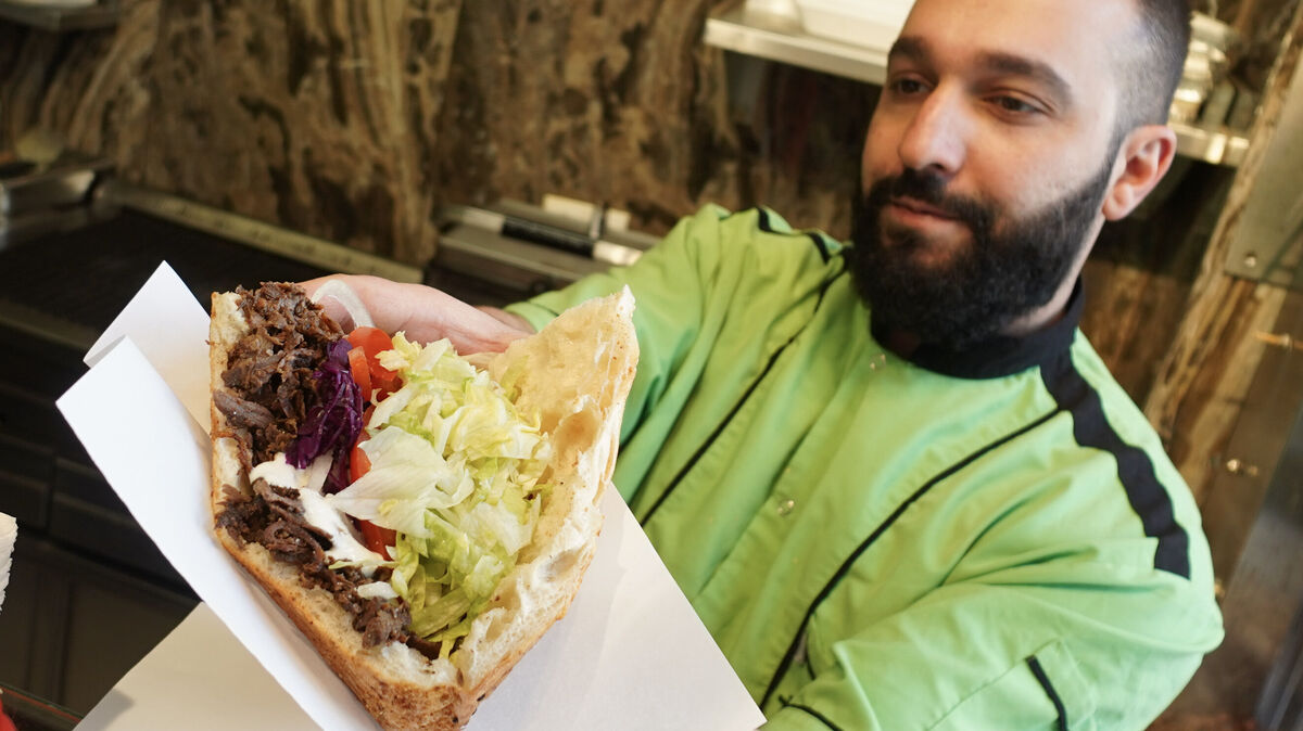 Der Döner: das gesündere Fast-Food? Er scheint weniger zu polarisieren als ein Burger von "McDonald's". Symbolfoto: Jörg Carstensen/dpa