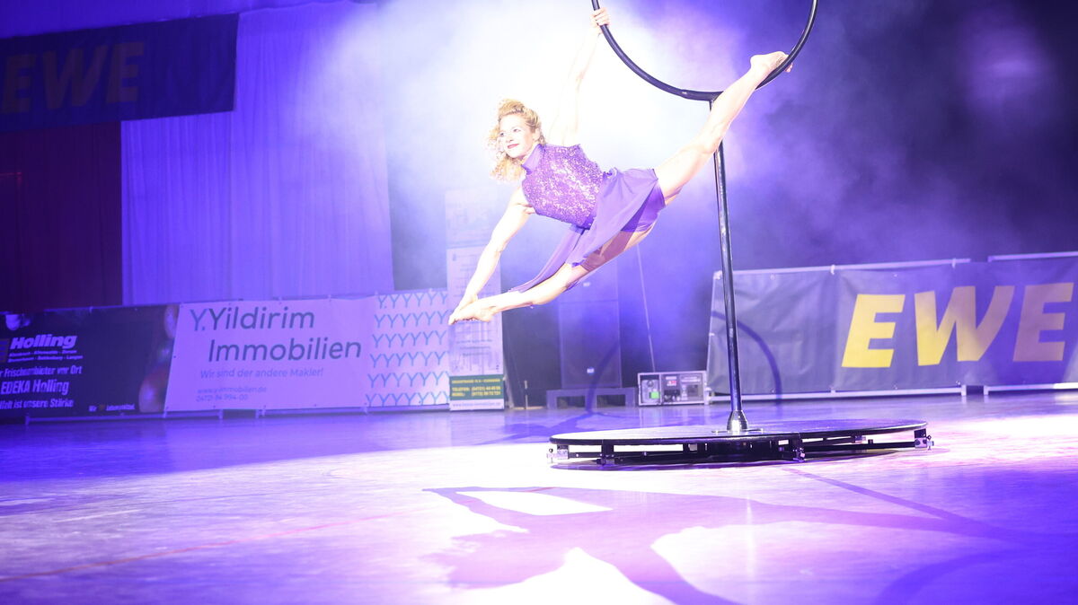 Weltmeisterin Laura mit kraftvoller Artistik am Lollipop Ring. Foto: Larschow