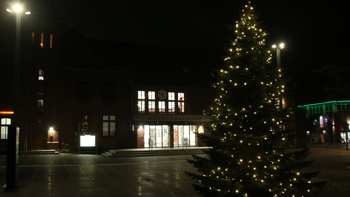 Nikolaus 2024: Vor dem Bürgerbahnhof steht erstmals ein beleuchteter Weihnachtsbaum. Am 5. Dezember 2018 wurde Cuxhavens Bahnhof dank des Engagements der Bürgerinnen und Bürger wieder eröffnet. Foto: Potschka