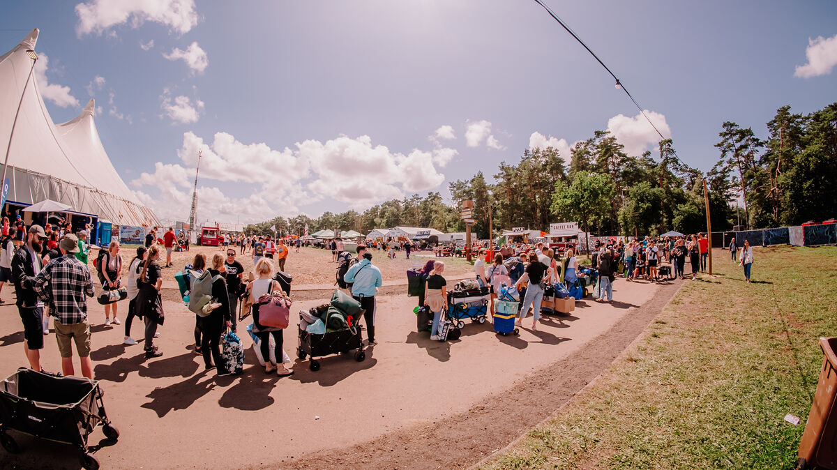 Sonne, Wolken und Schauer begleiten die Frühanreise zum Deichbrand 2025. Hier: ein Rückblick auf den sonnigen Festivalstart im Jahr 2023. Foto: Keck