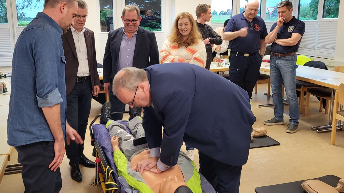Landrat Thorsten Krüger (vorne r.) nimmt unter Anleitung vom Ärztlichen Leiter Rettungsdienst Dr. Benjamin Junge (l.) am Reanimationstraining teil. Foto: Landkreis Cuxhaven